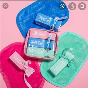 BRAND NEW MUE Christmas Cracker Set